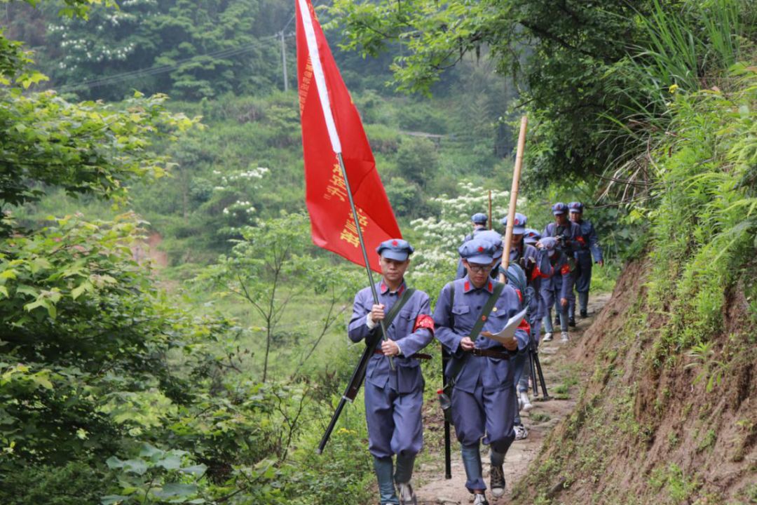 重走红军路参观井冈山革命烈士陵园,同学们怀着沉重的心情聆听基地